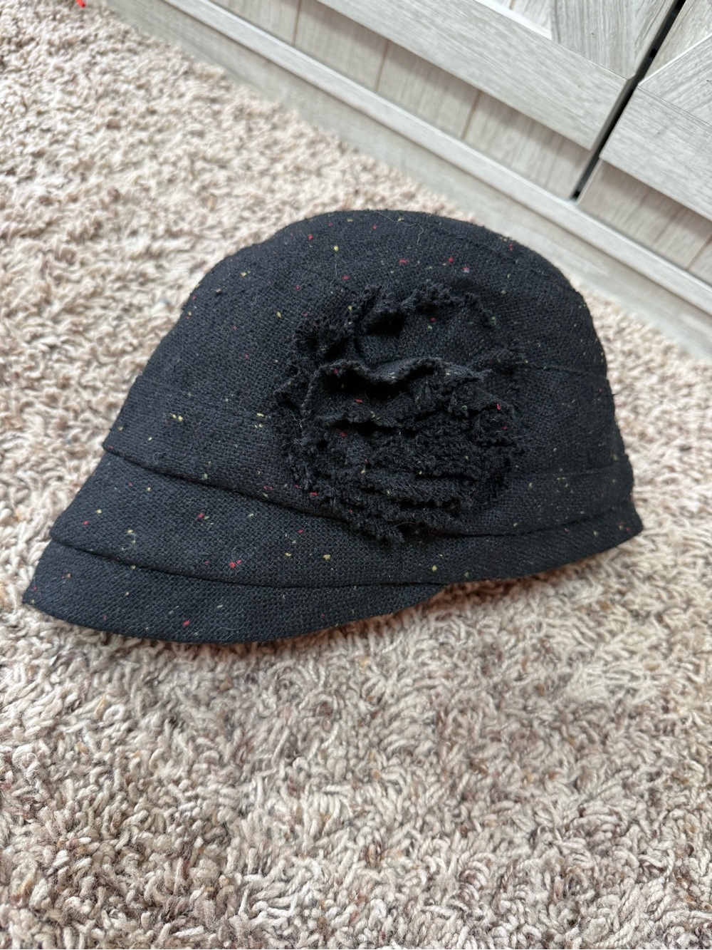 Vintage Style Black Speckled Tweed Newsboy Cabbie Hat with Flower Accent (EUC)